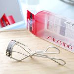 Shiseido Eyelash Curler 213 beside its packet.