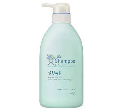 A pump bottle of 480ml Kao Merit Shampoo.